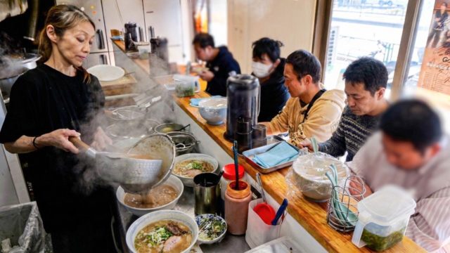 １５時間ぶっ通しで働く５３歳ラーメン女将が躍動する超絶人気の家系ラーメン屋に密着